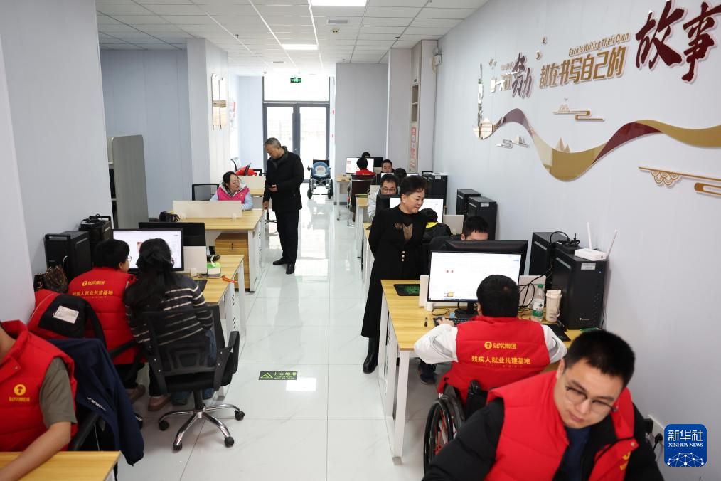 首批持证上岗的AI训练师在兰州市心连心社会工作服务中心残疾人就业工坊进行数据标注工作(1月14日摄) 新华社记者 陈斌 摄