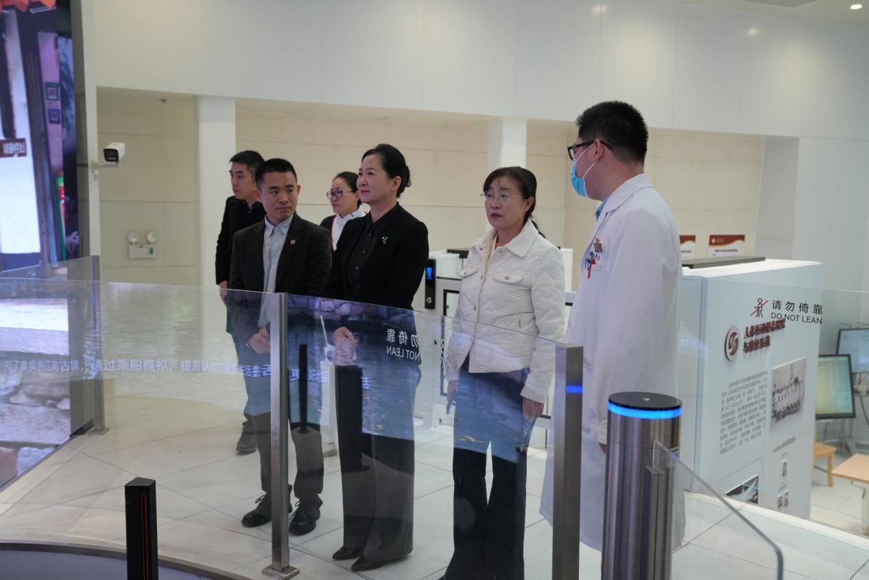 (虎林市代表团参观曙光医院相关科室)