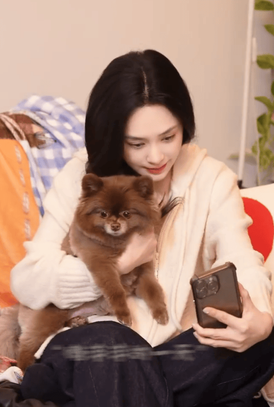 钟欣潼抱着软萌小狗自拍。