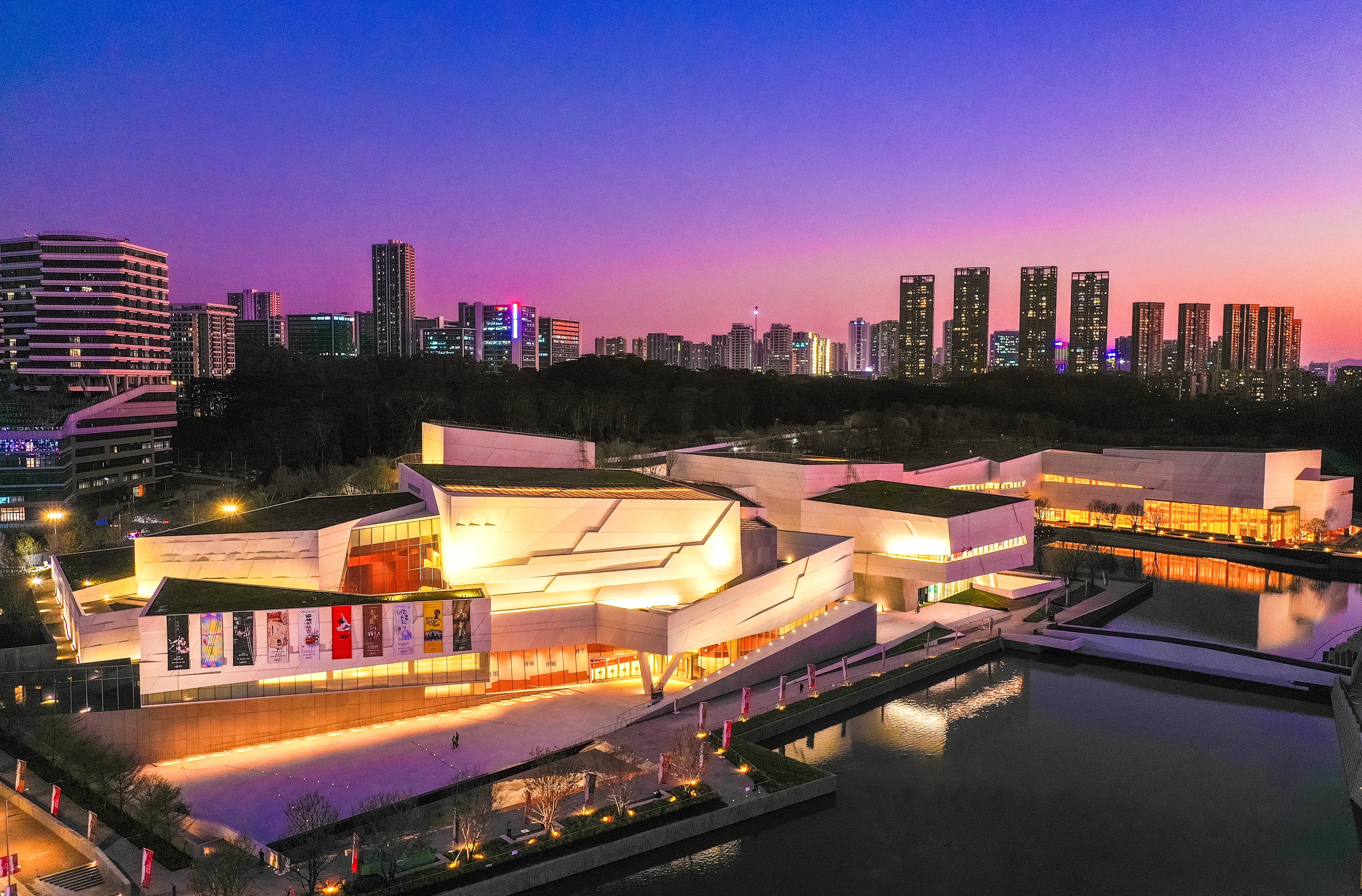 《只此青绿》揭幕鹭湖艺术中心，龙华实现高端专业演艺场馆“零的突破”