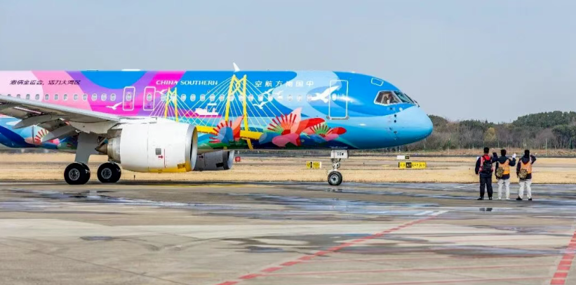 图：国内首架C919十五运会彩绘飞机“大美湾区”号