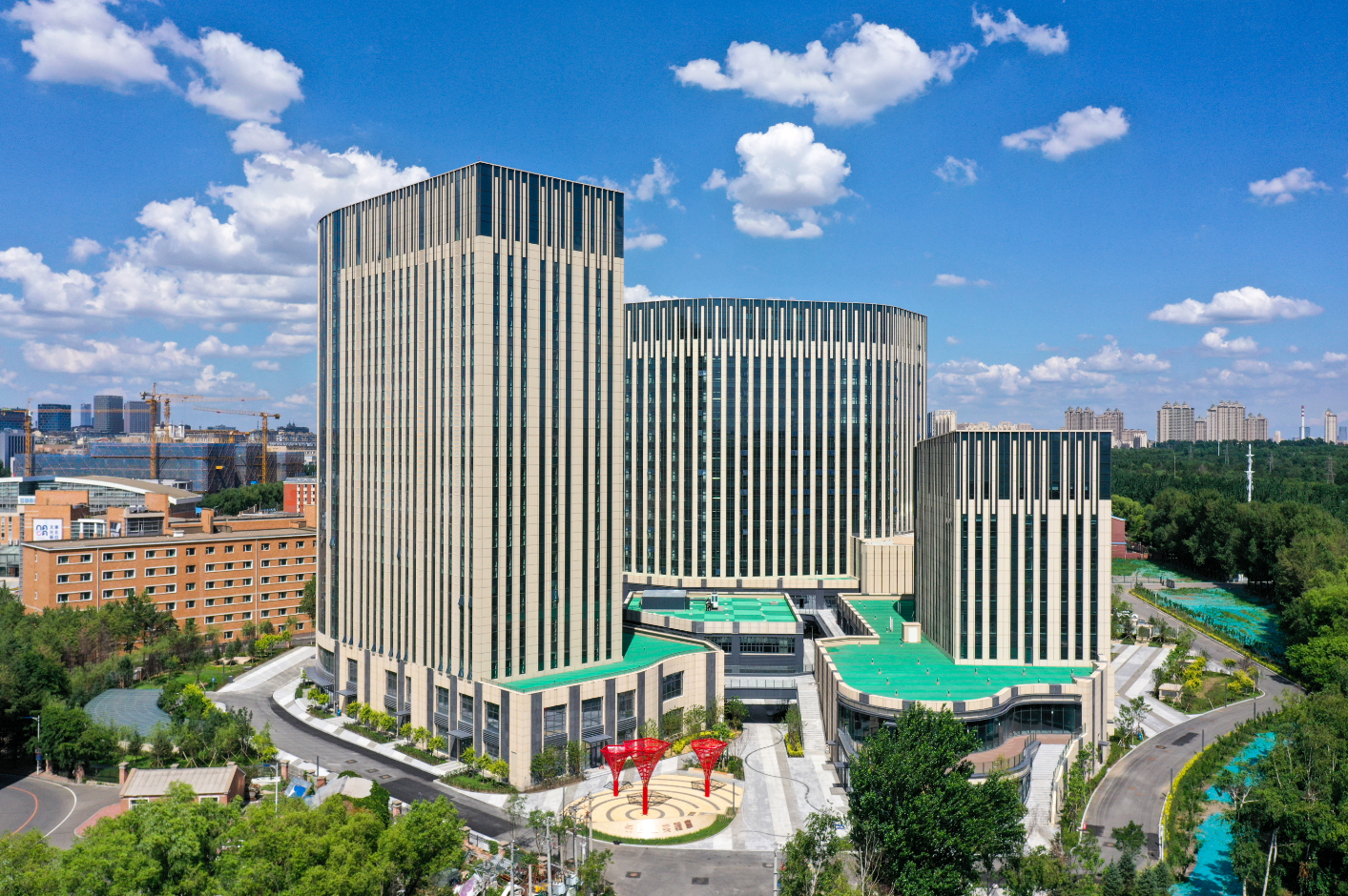 依托吉林大学建设长白山实验室，锚定前沿布局48个科技攻关项目。