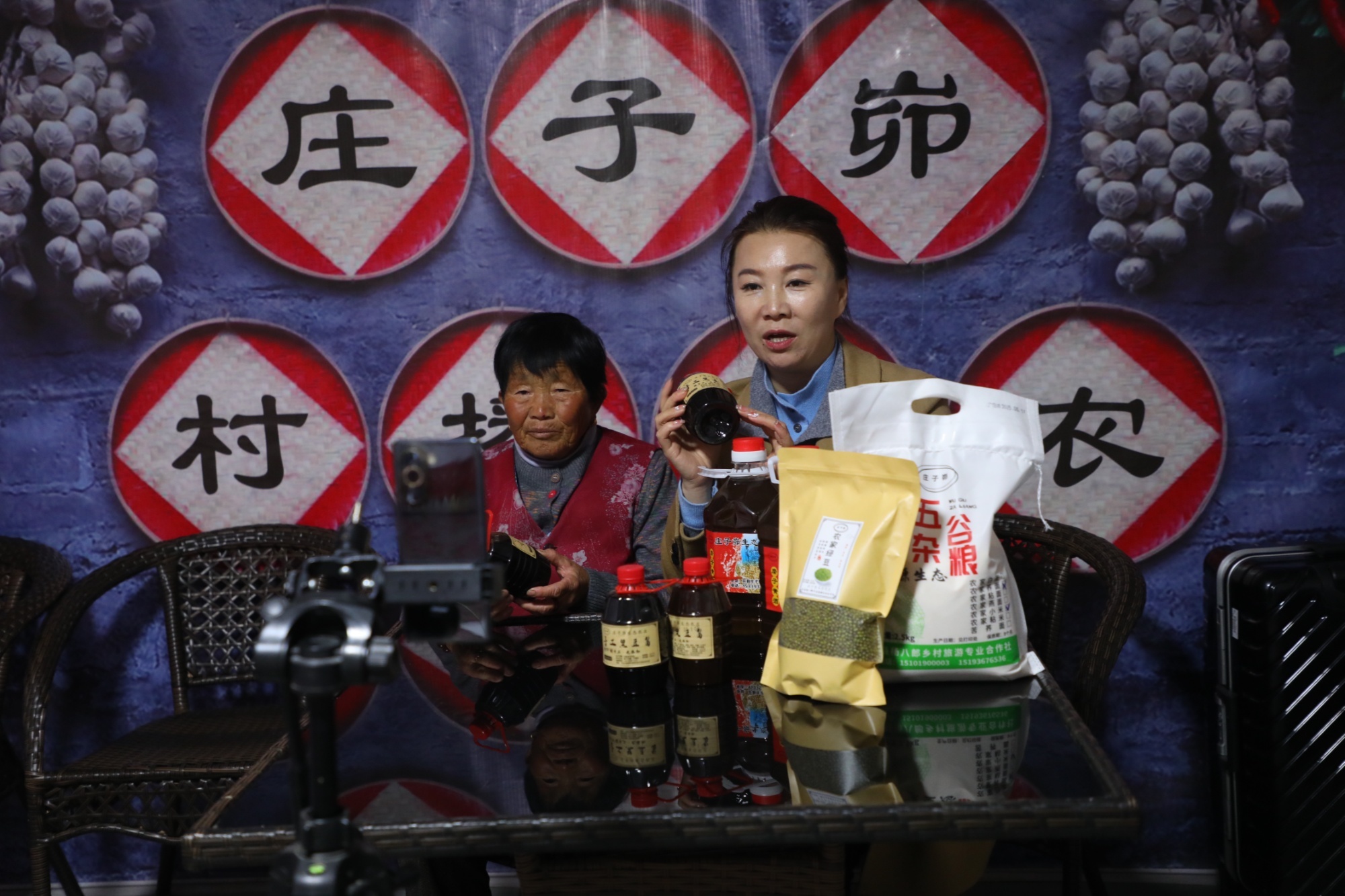 庄子峁生态农庄负责人杨清艳在直播间推介售卖手工农特产品（环县融媒体中心供图）