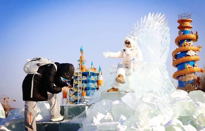 长春国际冰雪雕大赛开启冬日艺术狂欢