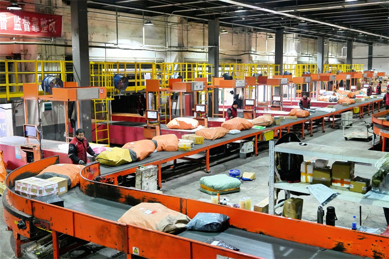 1月15日,永清县圆通速递北方总部基地工作人员在分拣快递包裹。