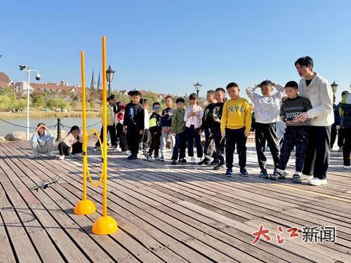 小朋友们在九龙湖公园参与研学活动。