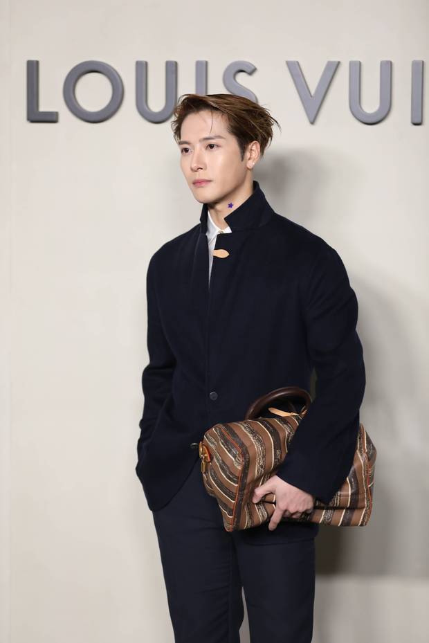 王嘉尔老钱风造型有种复古味儿。