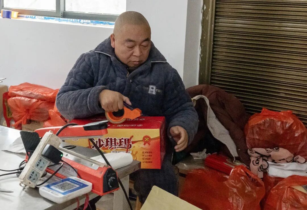 ▲王祥兵给沙琪玛成品打包封装
