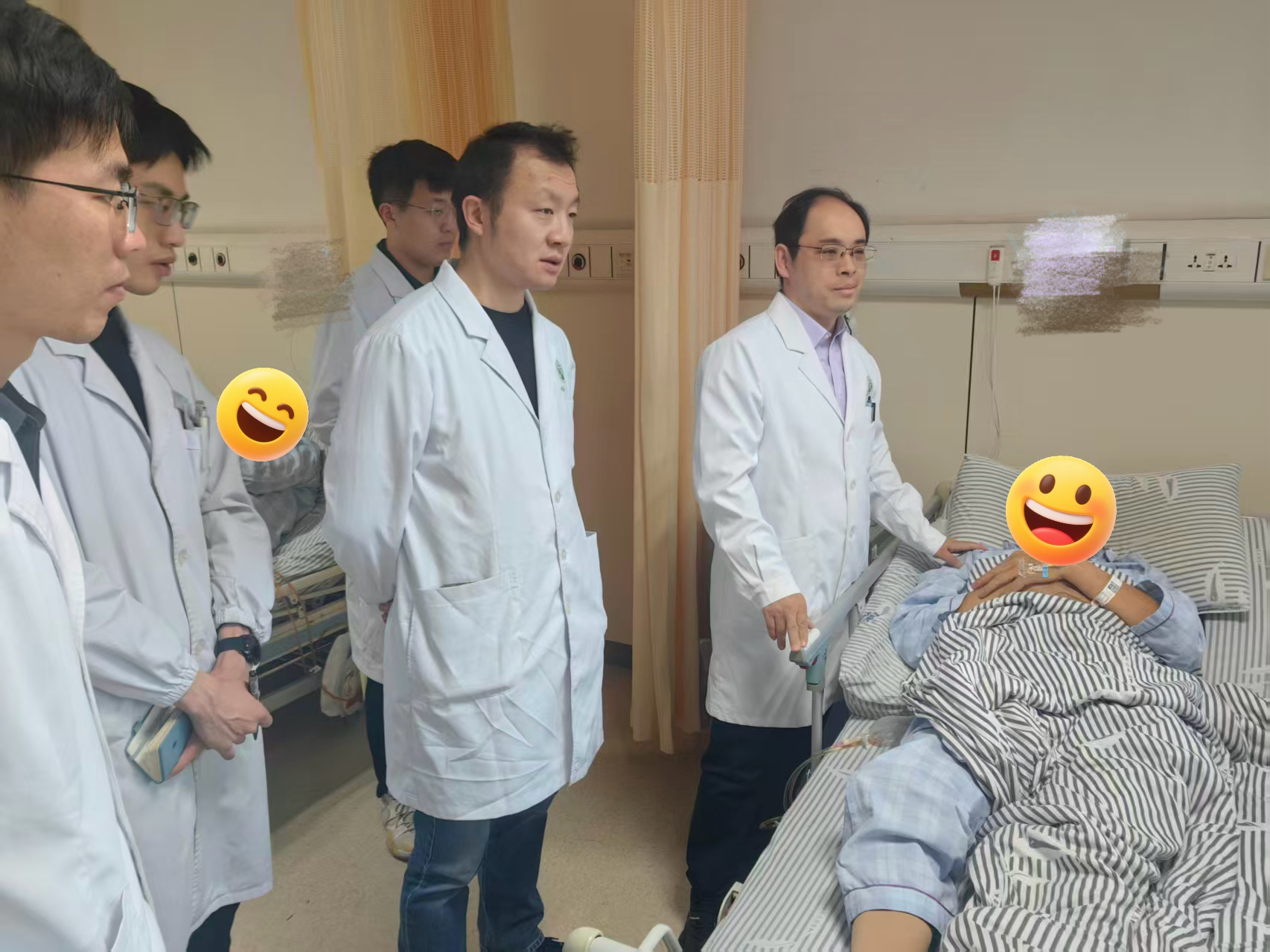 医务人员团队为患者查房