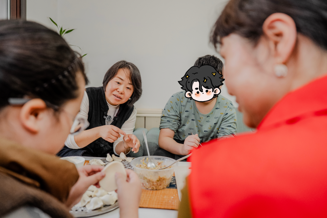 孩子们在姚敏家包饺子