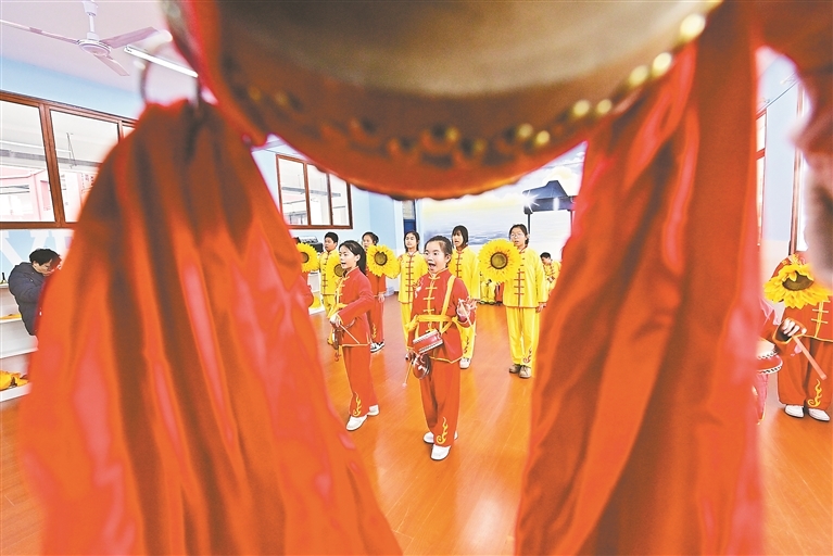 2025年12月22日，萍乡市湘东区湘东镇御泉湾小学，孩子们用稚嫩的萍乡方言，唱起融入了红色故事与时代气息的新编春锣。