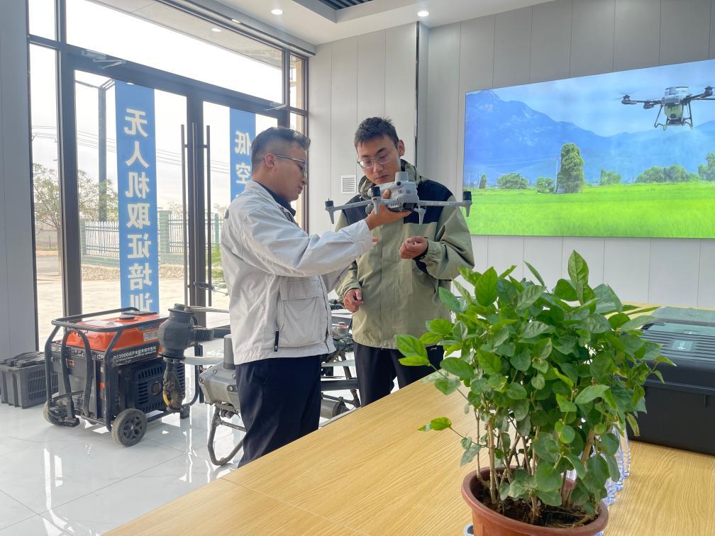 魏存新（左）与同事交流（2025年9月17日摄）　新华社记者　程楠　摄