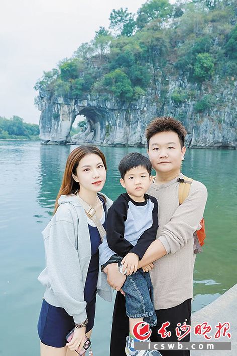 胡琪与妻子、儿子在一起。受访者供图