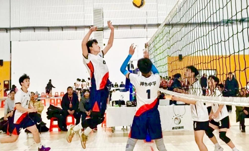 陕西省中学生排球锦标赛吸引了全省各地的排球少年,来到古城参赛。(图片说明)