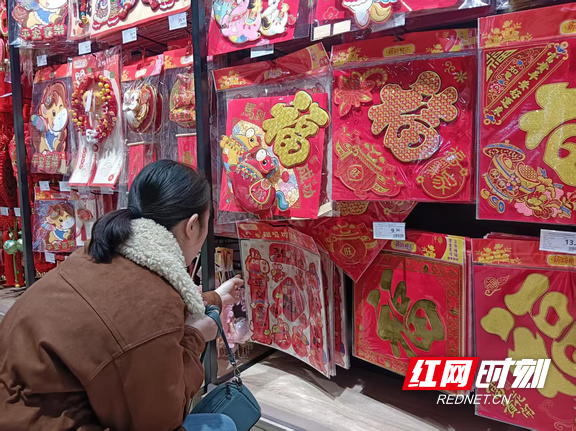 市民在挑选马年对联。