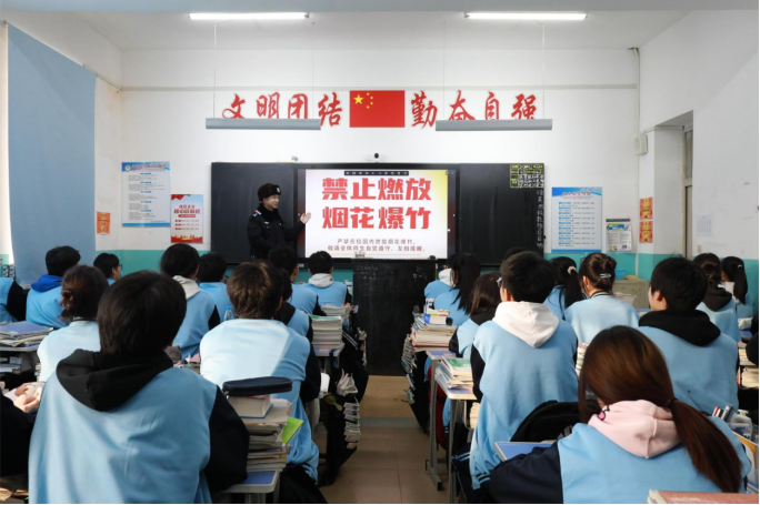 （尚志市公安局法治副校长在校园开展烟花爆竹安全宣讲工作）