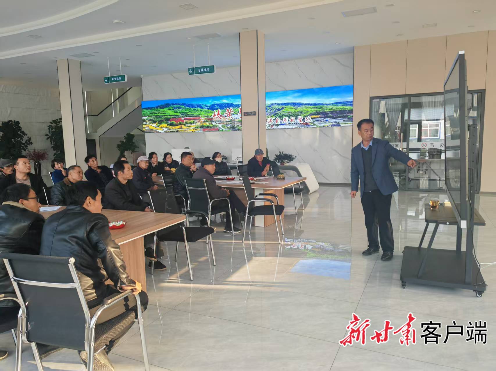 李海军为当地果农做销售培训