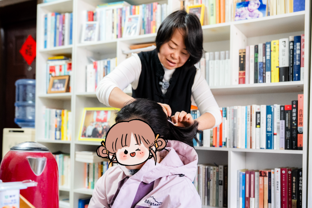 姚敏为艾米梳头