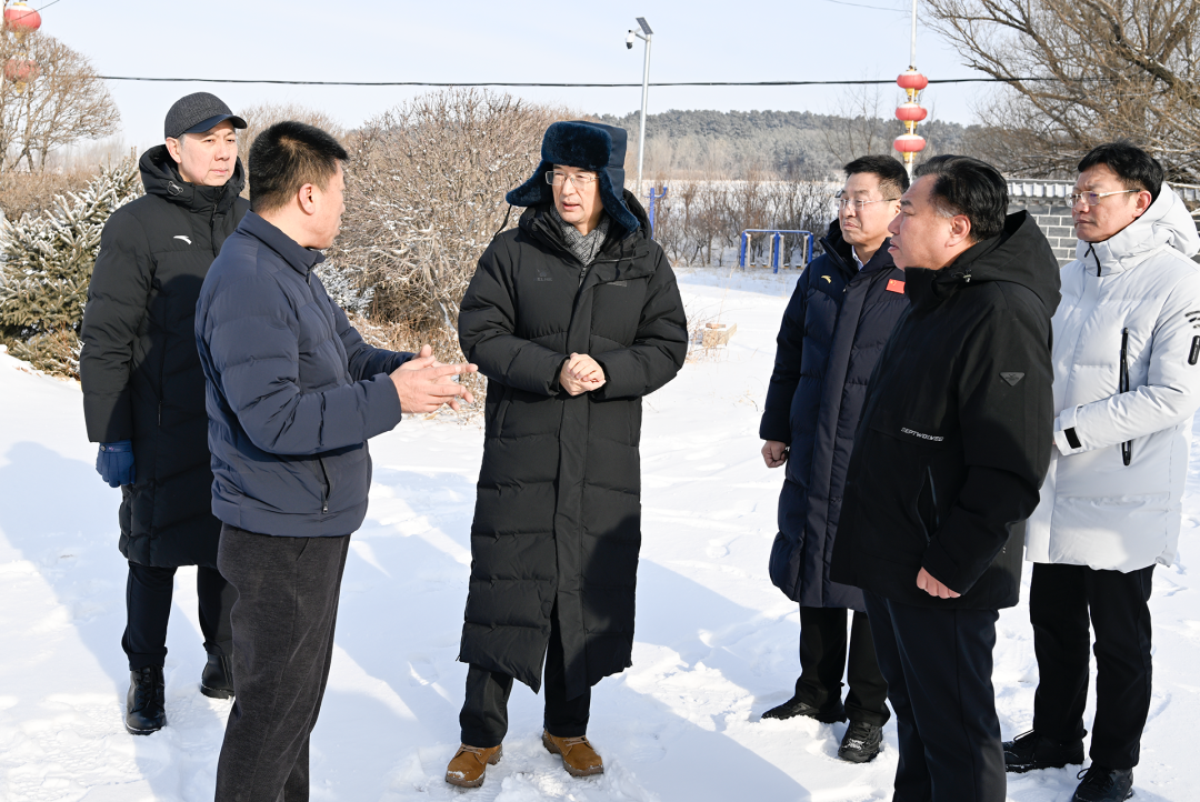 1月10日，省委书记黄强以“四不两直”方式到四平市梨树县郭家店镇孙家屯村实地检查乡村振兴工作，与村干部交谈了解相关情况。