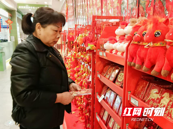 市民选购马年红包。