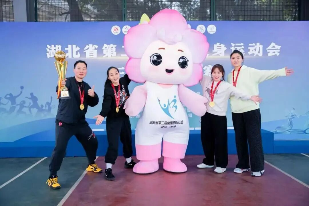 （吉祥物“孝笑”与运动员分享成功的喜悦）