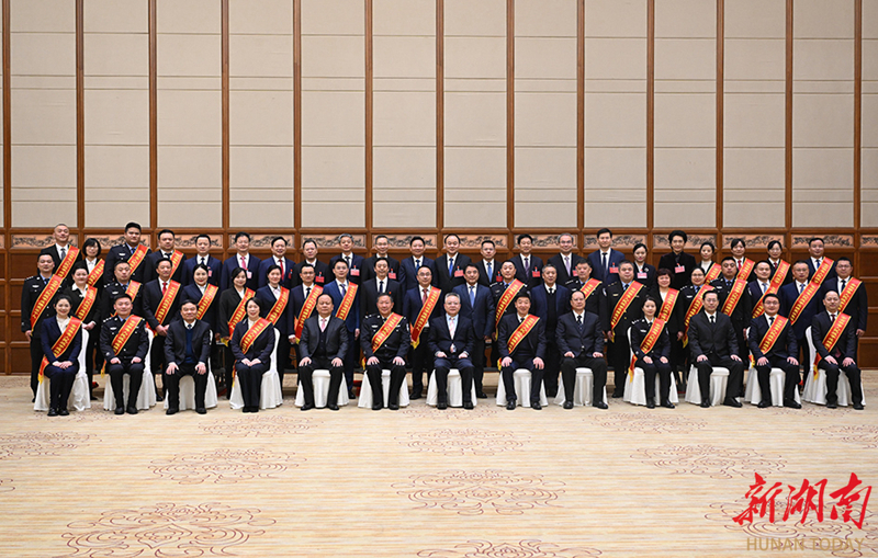 沈晓明、毛伟明与先进集体和个人代表合影。