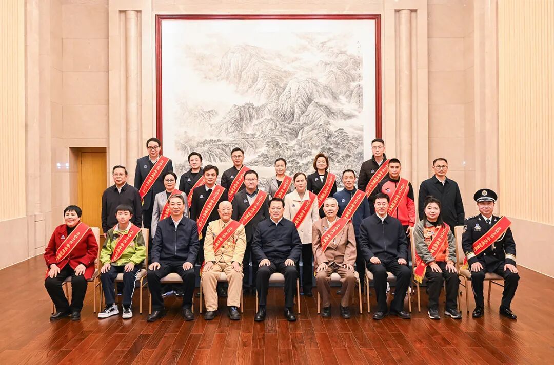 1月13日下午,市委书记袁家军看望2025年度“感动重庆十大人物”评选获奖者。记者 苏思 摄/视觉重庆