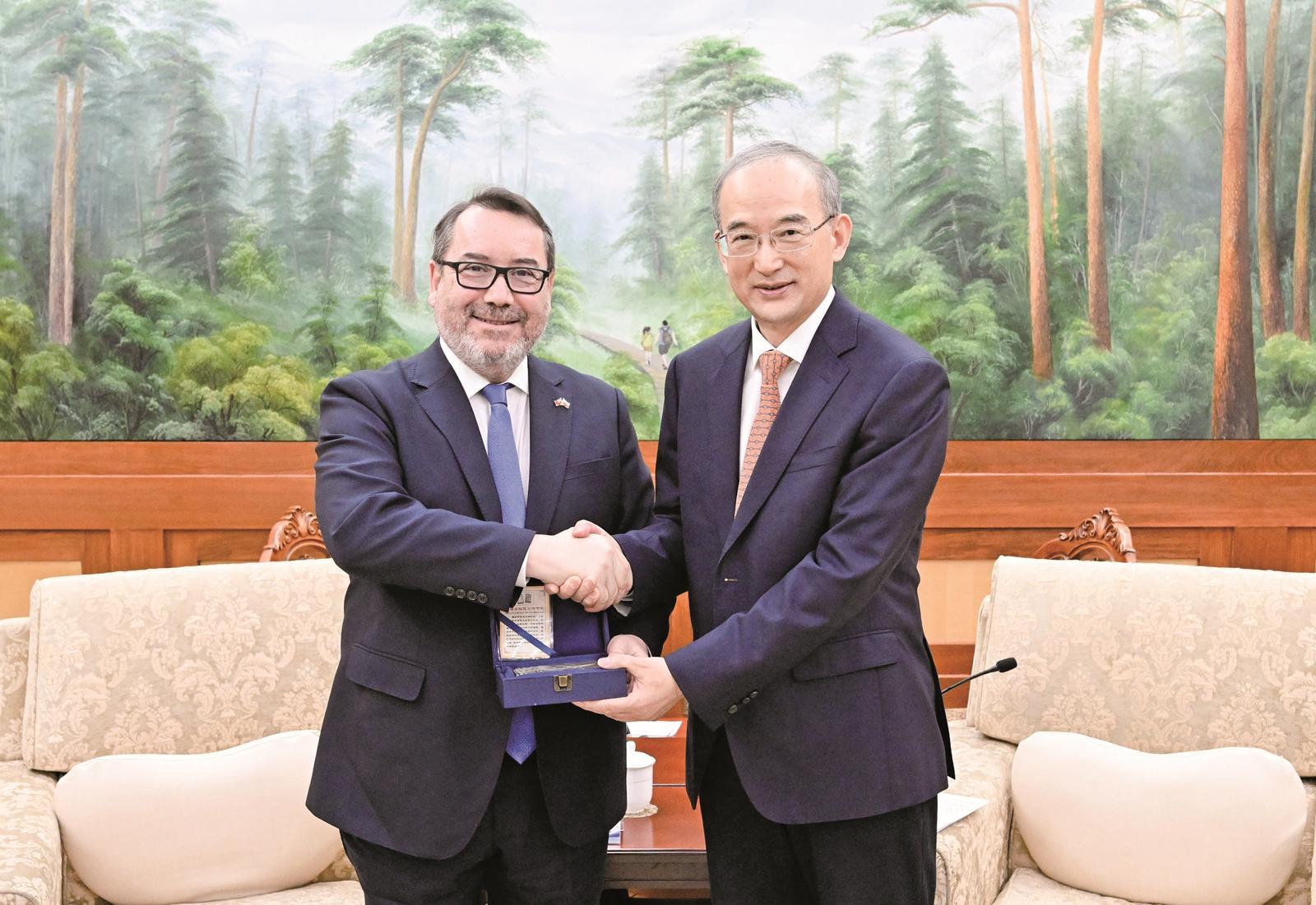 1月9日，省委书记黄强在长春会见智利驻华大使巴勃罗&middot;阿里亚兰一行。吉林日报记者 张野 摄