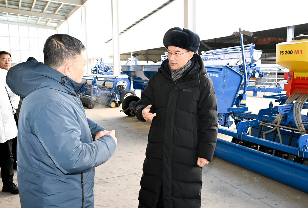 1月10日，省委书记黄强到四平调研，在吉林省康达农业机械公司实地察看了解企业生产经营情况。