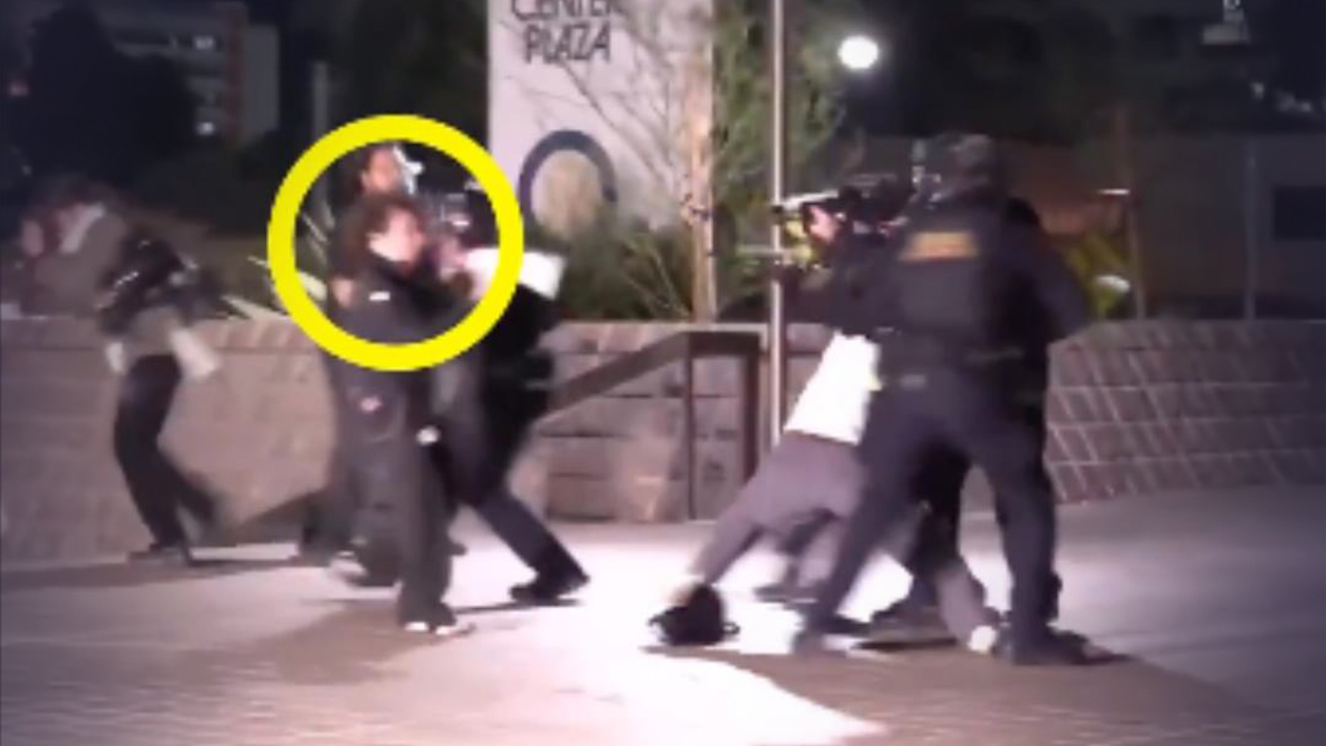 加州移民大楼抗议爆发冲突，21岁大学生被联邦特工击中面部，致左眼失明、颅骨骨折