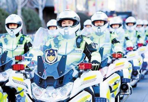 雄安交警铁骑进行骑行科目表演。