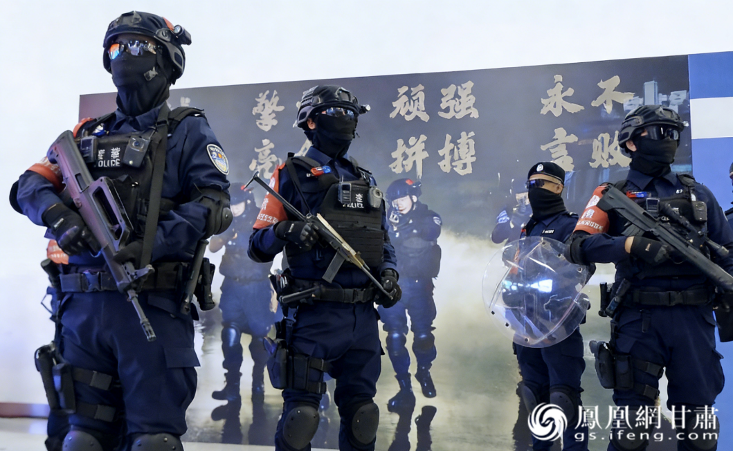 特警装备展示　陈坤　摄