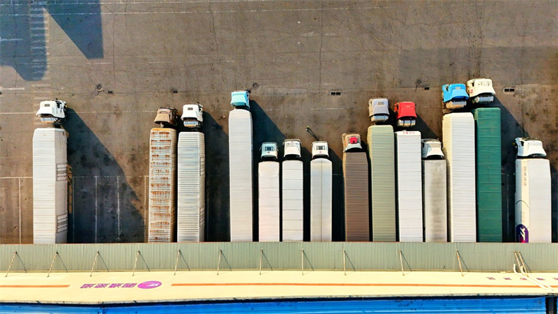 1月14日,货车在永清县圆通速递北方总部基地装卸快递。