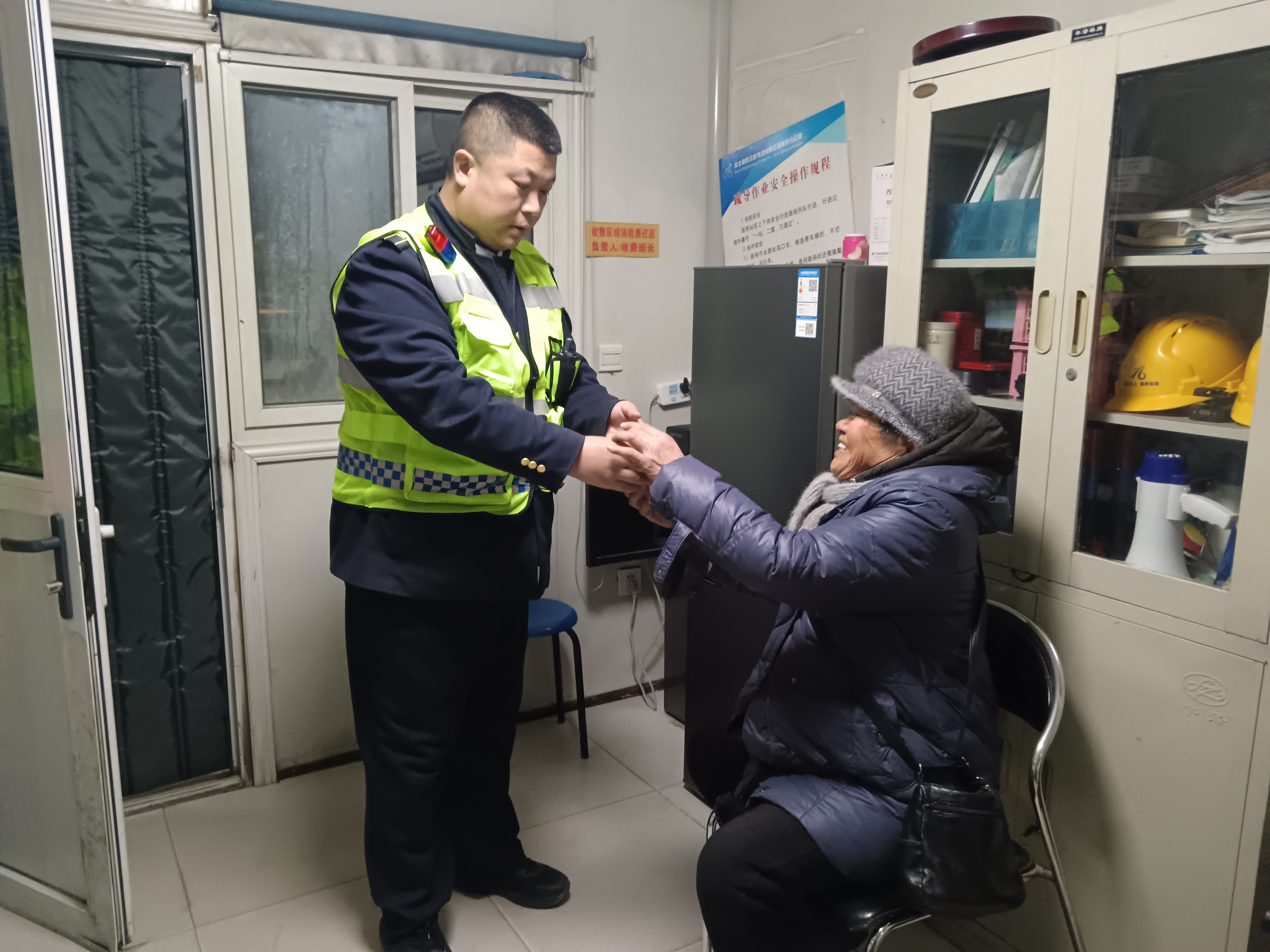 河北高速公路集团有限公司青银分公司南宫收费站：深夜帮助迷路老人平安返家