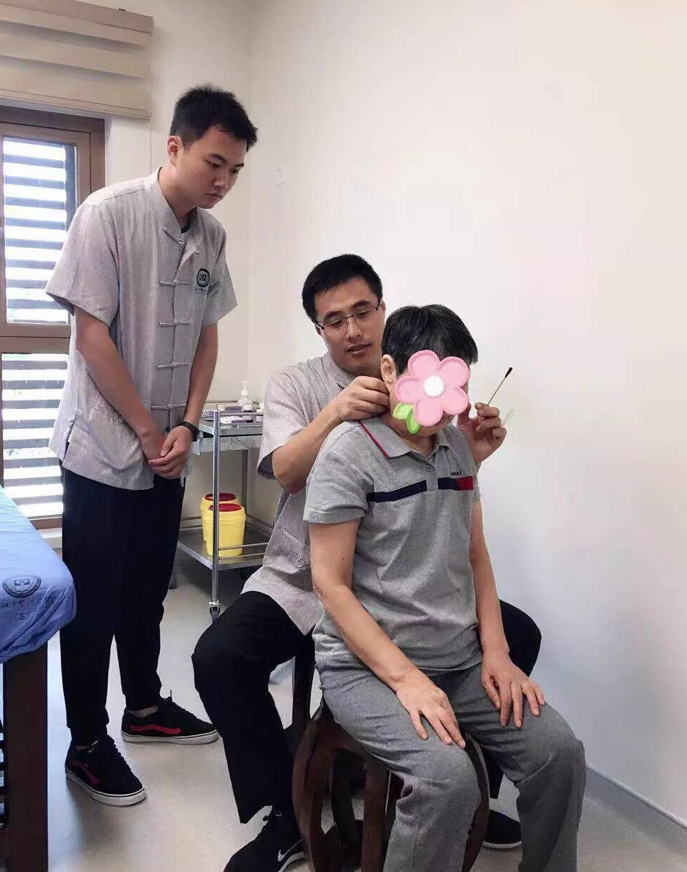 （非本患者图片；齐伟为患者治疗）