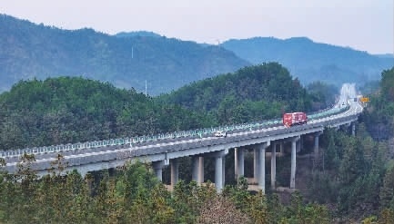 1月15日,怀化市通道侗族自治县陇城镇,G65包(头)茂(名)高速公路蜿蜒在青山翠谷间。李尚引 摄