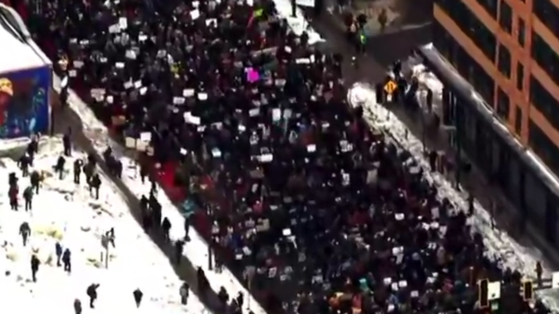 “让ICE滚出我们的街道”，美国明尼阿波利斯市数万人上街抗议移民执法行动