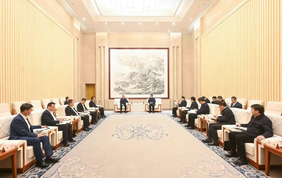 1月12日下午,市委书记袁家军,市委副书记、市长胡衡华会见中国化学工程集团有限公司党委书记、董事长莫鼎革,党委副书记、总经理邓兆敬一行。记者 苏思 摄/视觉重庆