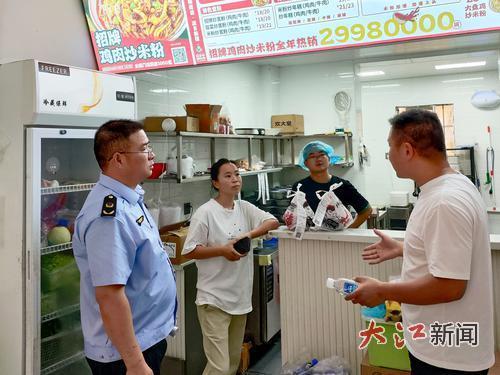 青山湖区市场监督管理局工作人员倾听商户诉求(青山湖区市场监督管理局供图)