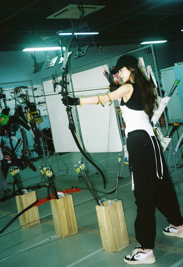 娜扎又酷又飒。