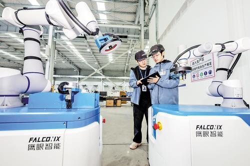 1月7日,河北鹰眼智能科技集团有限公司技术人员在调试巡检机器人。