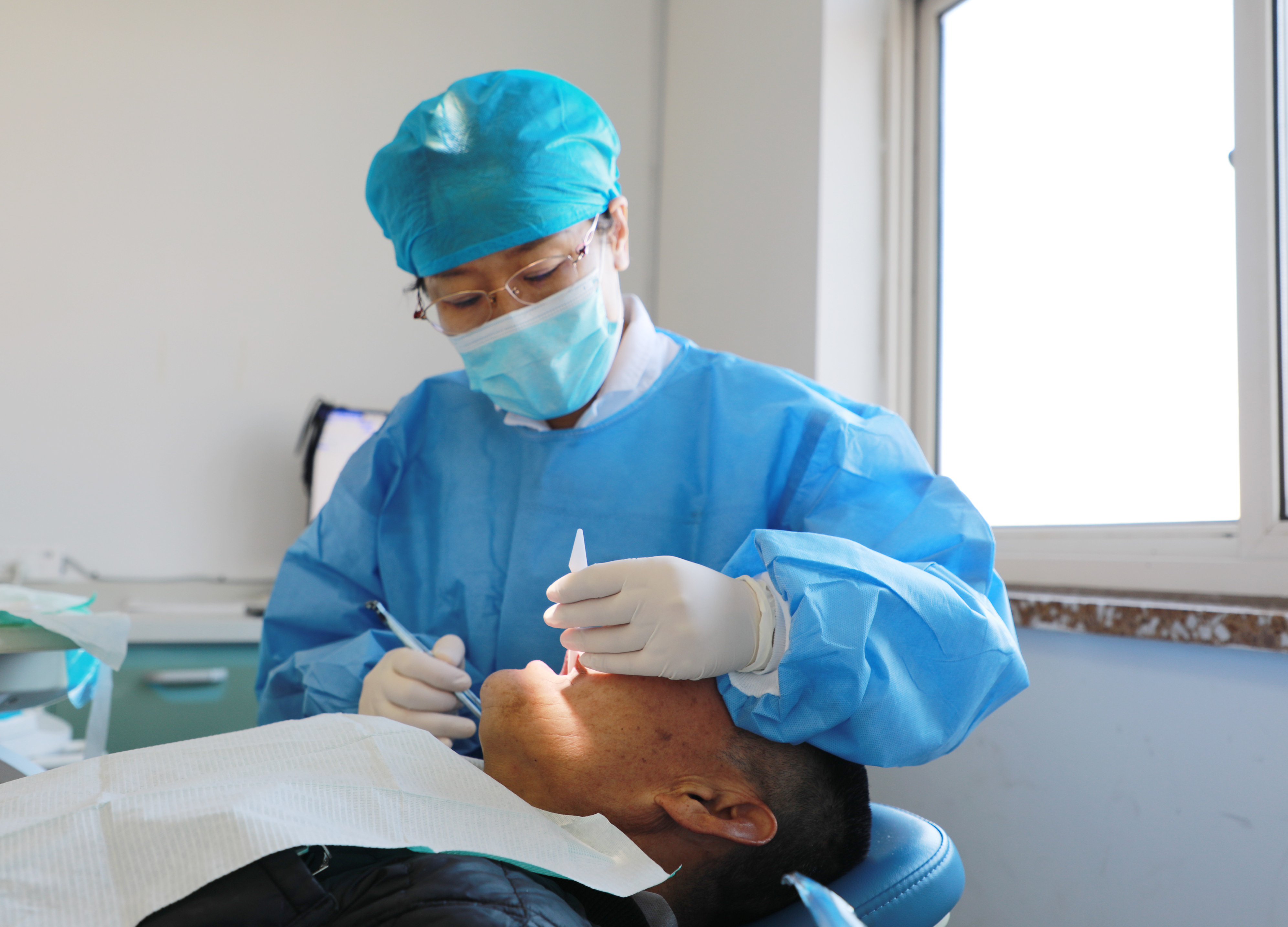 牙龈出血、红肿胀痛?别不当回事!做好这件事 让口腔“地基”更稳固