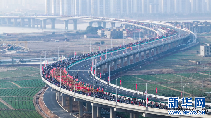 1月3日，在南昌市隆兴大桥，市民参加健步行活动，庆祝隆兴大桥即将通车（无人机照片）。新华社发（马悦摄）