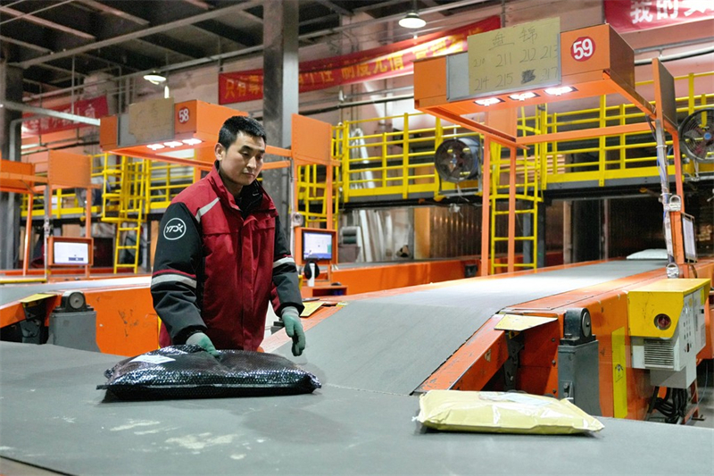 1月15日,永清县圆通速递北方总部基地工作人员在分拣快递包裹。