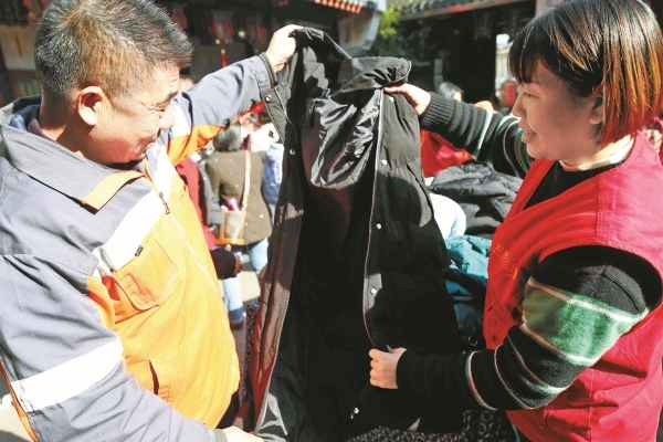 昨天下午，鄞州区潘火街道潘火桥社区蔡氏宗祠暖意融融，“城市温度 驿路温情”公益捐赠活动在此举行。该活动由潘火街道爱多公益服务站联合宁波锡镴器博物馆主办，现场收到爱心衣物1200件、鞋子300双，将送给“城市美容师”。 （陈结生 胡祎妮 摄）