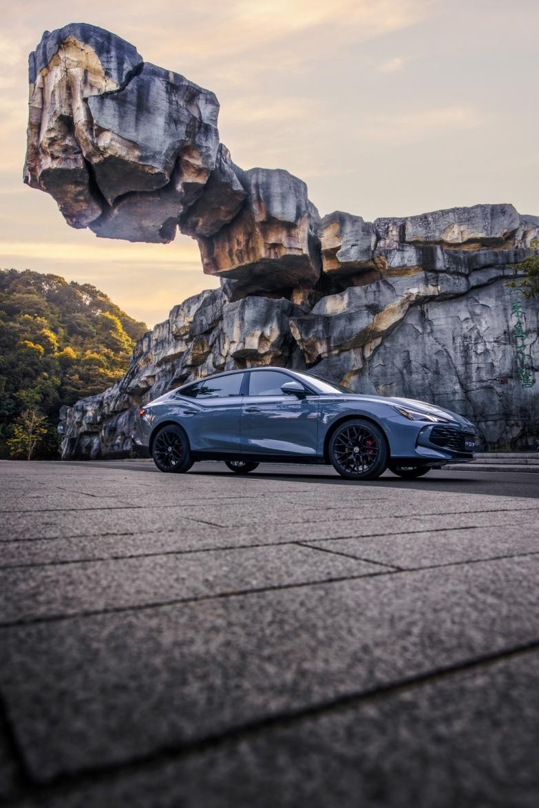 MG7 2026款以全系标配践行平权，高端轿跑体验触手可及