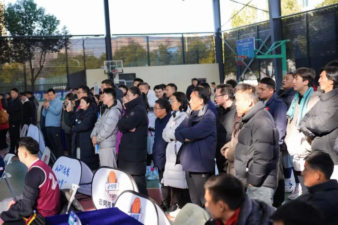 （三人篮球比赛观赛现场）