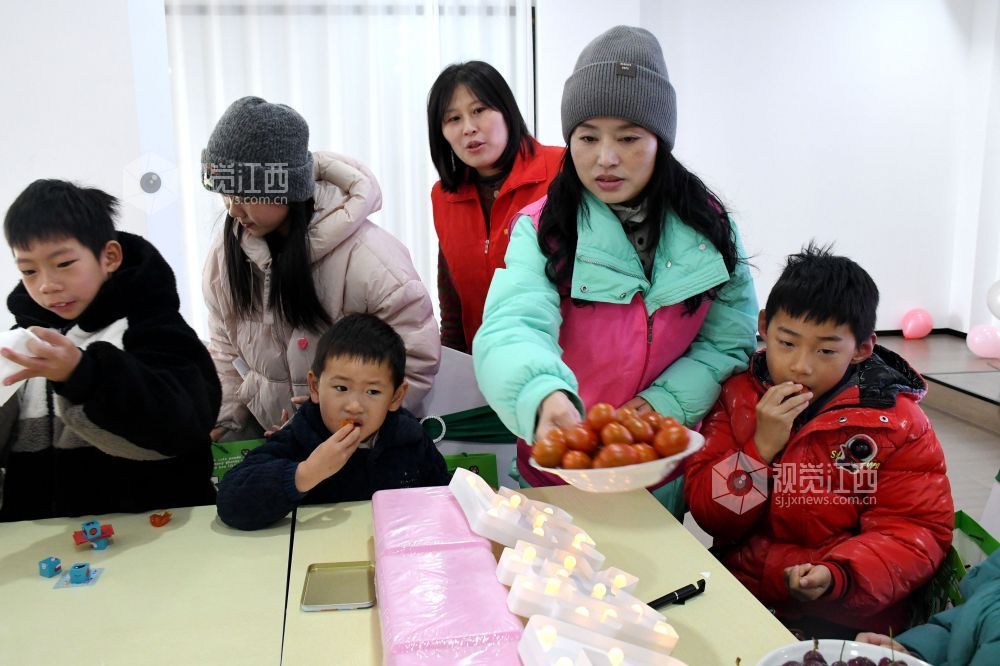 江西南丰：结对妈妈送关爱（图）