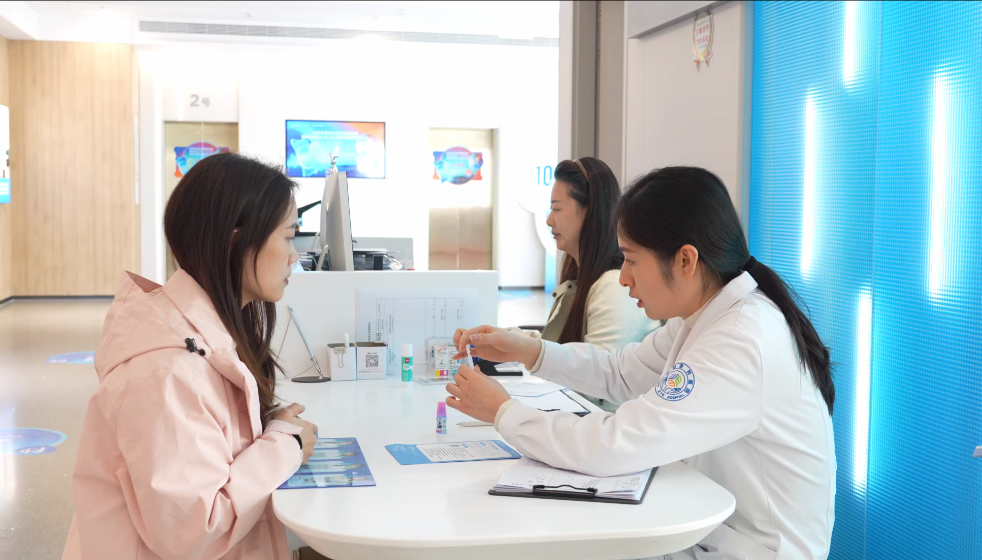 深圳普瑞眼科发布EVO+ ICL(V5)晶体新技术，中山眼科博士团为精准手术护航