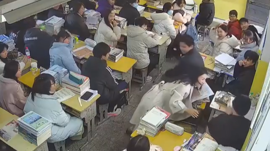 毕业生装作陌生人坐进教室，老师上前认出后高兴到跳脚